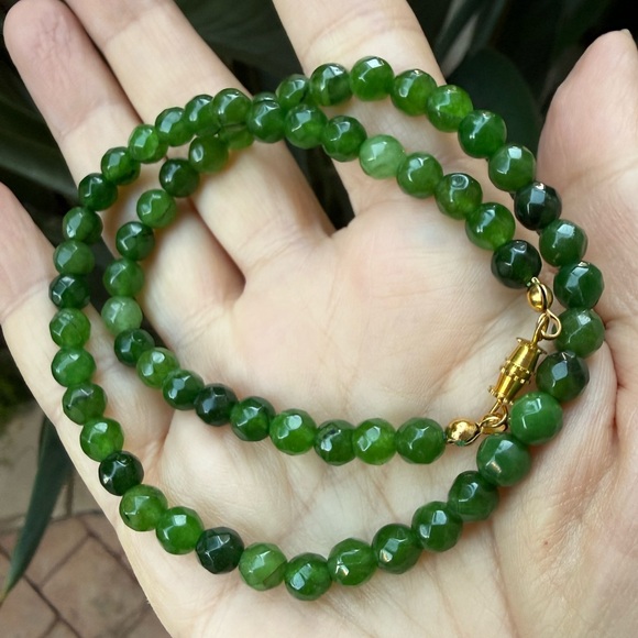 Vintage Jewelry - Faceted green quartzite bead gold tone choker necklace